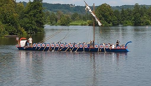 Auf fünf etwa 45minütigen Rundfahrten wurden jeweils 26 Ruderplätze durch Besucher des Fests belegt (zzgl. jeweils sieben begleitende Studierende). Die Windverhältnisse ließen nur zeitweise das Setzen des Segels zu. Foto/Bildrechte: Franziska Lüdtke (privat)