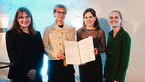 Das Bild zeigt die Universitätsgleichstellungsbeauftragte für Frauen in Wissenschaft und Kunst, Prof. Dr. Astrid Ensslin, mit den Preisträgerinnen der AG Medical Students for Choice Regensburg.