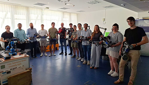 Gruppenfoto von Professoren und Studierenden