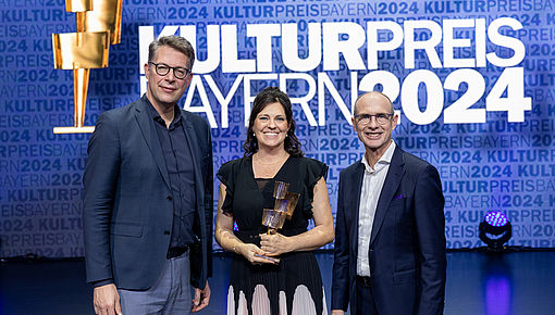 Dr. Carolin Donhauser-Buchmaier wurde durch den Bayerischen Kunst- und Wissenschaftsminister Markus Blume (l.) und Bayernwerk-Chef Dr. Egon Leo Westphal (r.). Bildquelle: Alex Schelbert/Bayernwerk AG mit dem Kulturpreis Bayern 2024 ausgezeichnet