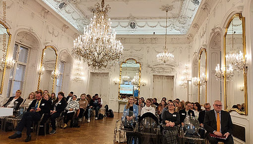 Foto von Teilnehmern im Plenum