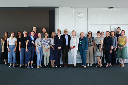 Das Gruppenfoto zeigt die Mitglieder der Konferenz der Gleichstellungsbeauftragten für Frauen in Wissenschaft und Kunst am 24.6.2024.