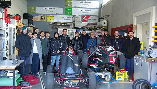 Gruppenfoto von Studierenden und Professoren