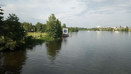 Auf fünf etwa 45minütigen Rundfahrten wurden jeweils 26 Ruderplätze durch Besucher des Fests belegt (zzgl. jeweils sieben begleitende Studierende). Die Windverhältnisse ließen nur zeitweise das Setzen des Segels zu. Foto/Bildrechte: Frank Jäcklein (privat)