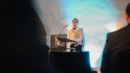 Prof. Dr. Astrid Ensslin, Universitätsgleichstellungsbeauftragte für Frauen in Wissenschaft und Kunst an der UR, bei der Laudatio zum Gleichstellungspreis 2024