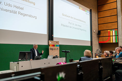 Universitätspräsident Prof. Dr. Udo Hebel bei der Eröffnung des DigiLabUR. © Dragan