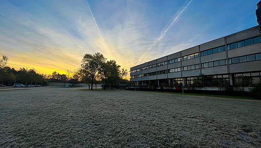 Sonnenaufgang an der Universität im Hersbst